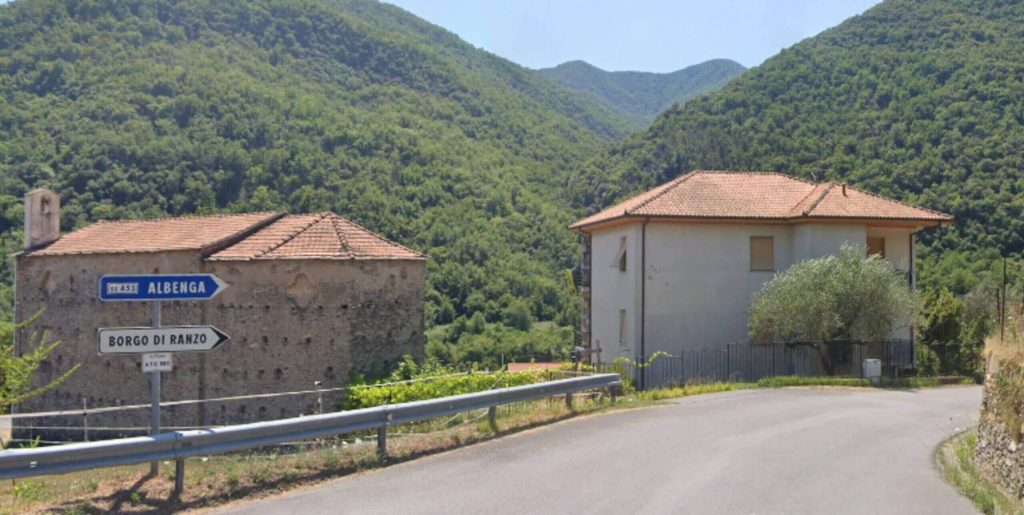 Bivio a Ranzo dove si vede casa nostra vista da fuori