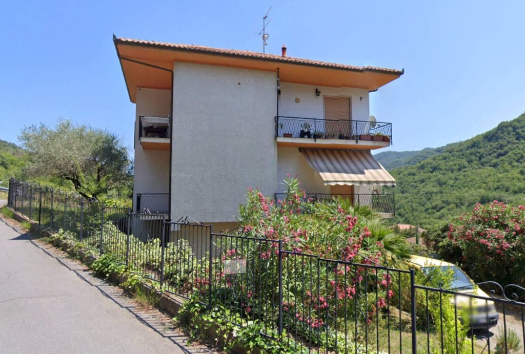 Casa su due piani vista dalla strada